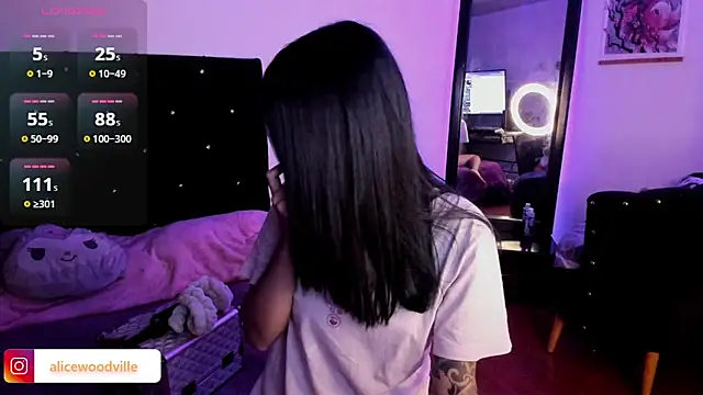 Snapshot of Alice_woodville chatting on 01/11/25, 12:44 Alice woodville online show from 01/11/25, 12:44