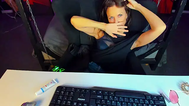 Snapshot of Elizabe_th chatting on 12/16/24, 02:15 Elizabe th online show from 12/16/24, 02:15