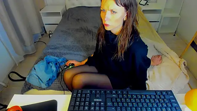 Snapshot of Elizabe_th chatting on 01/22/25, 12:48 Elizabe th online show from 01/22/25, 12:48