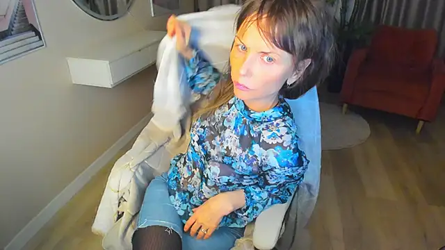 Snapshot of Elizabe_th chatting on 02/06/25, 10:21 Elizabe th online show from 02/06/25, 10:21