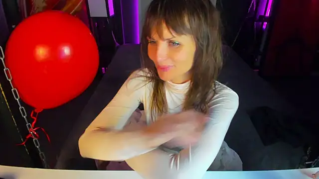 Snapshot of Elizabe_th chatting on 02/14/25, 08:42 Elizabe th online show from 02/14/25, 08:42