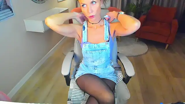 Snapshot of Elizabe_th chatting on 02/16/25, 12:52 Elizabe th online show from 02/16/25, 12:52