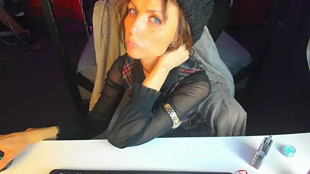 Snapshot of Elizabe_th chatting on 03/09/25, 08:51 Elizabe th online show from 03/09/25, 08:51