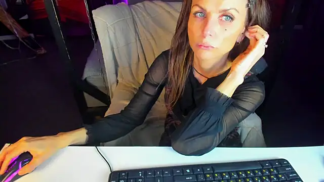 Snapshot of Elizabe_th chatting on 03/09/25, 11:58 Elizabe th online show from 03/09/25, 11:58