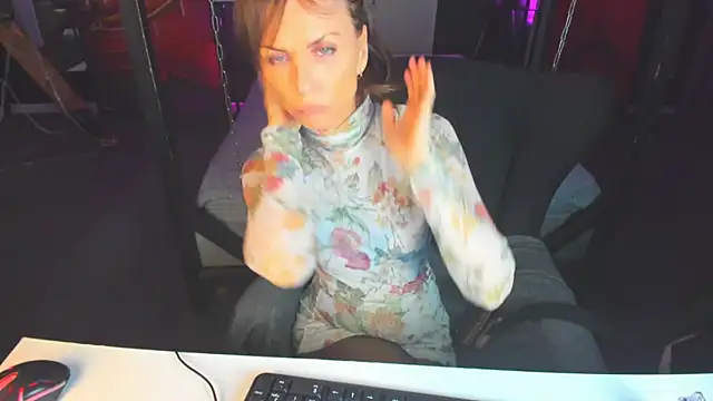 Snapshot of Elizabe_th chatting on 03/10/25, 03:56 Elizabe th online show from 03/10/25, 03:56