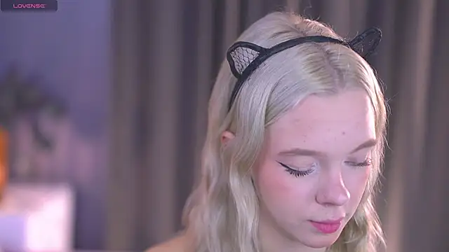  AlinaBailey online show from 10/17/25, 08:06