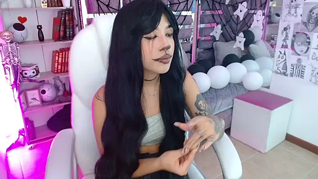 AliceWalker 11 online show from 10/28/25, 08:22