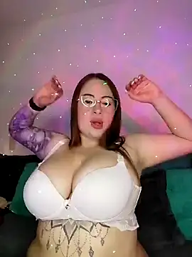 Snapshot of soofy__ chatting on 10/09/25, 02:09 soofy online show from 10/09/25, 02:09