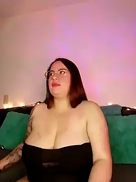 Snapshot of soofy__ chatting on 10/21/25, 02:12 soofy online show from 10/21/25, 02:12