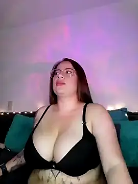 Snapshot of soofy__ chatting on 11/17/25, 05:24 soofy online show from 11/17/25, 05:24