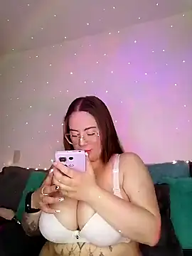 Snapshot of soofy__ chatting on 11/20/25, 03:28 soofy online show from 11/20/25, 03:28