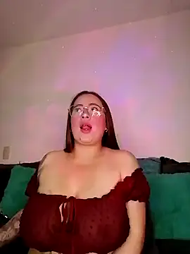 Snapshot of soofy__ chatting on 12/17/25, 05:02 soofy online show from 12/17/25, 05:02