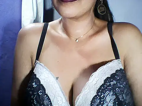 layanah12 online show from 10/11/25, 06:39