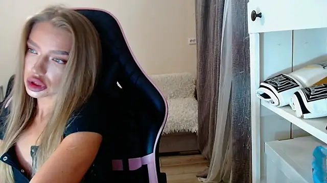 Snapshot of lonely_dreamm chatting on 12/11/24, 06:47 lonely dreamm online show from 12/11/24, 06:47