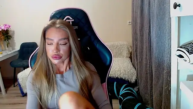 Snapshot of lonely_dreamm chatting on 12/13/24, 02:16 lonely dreamm online show from 12/13/24, 02:16