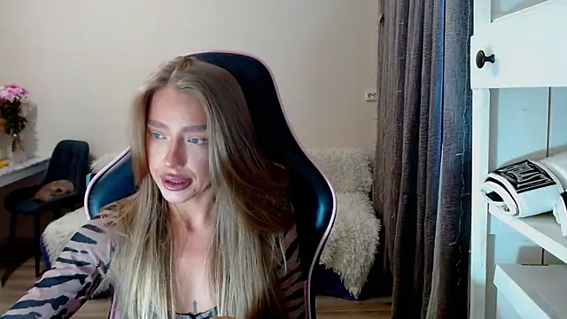 Snapshot of lonely_dreamm chatting on 12/15/24, 09:03 lonely dreamm online show from 12/15/24, 09:03