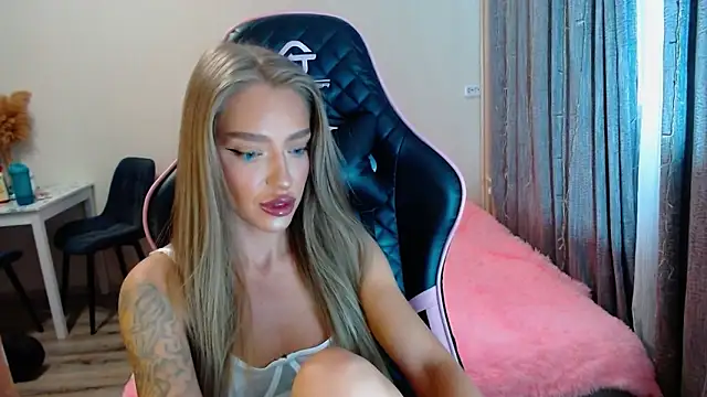 Snapshot of lonely_dreamm chatting on 02/02/25, 10:13 lonely dreamm online show from 02/02/25, 10:13