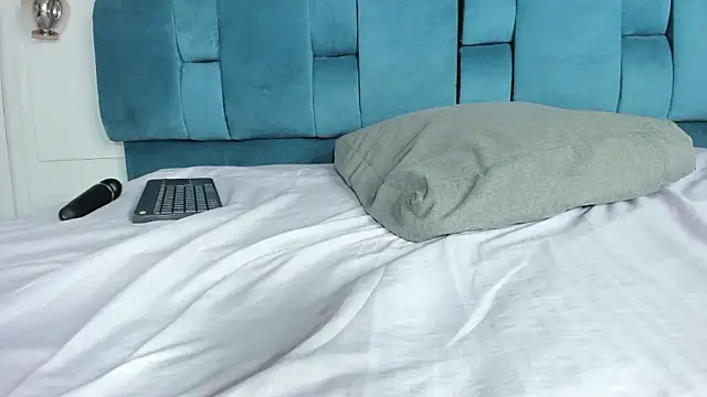 mia  fernandez online show from 03/09/26, 07:40