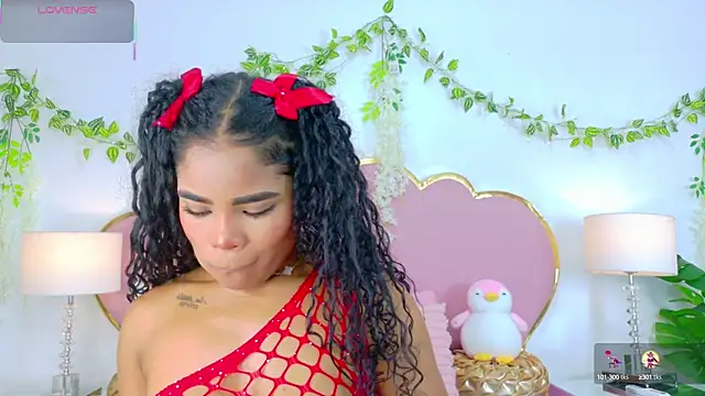 NahiaraReina online show from 10/16/25, 01:56