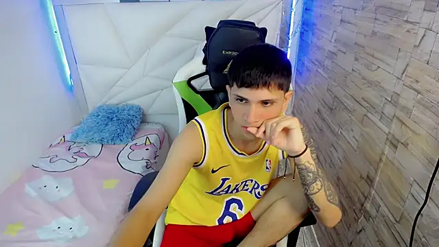 Snapshot of Brayan_lopezz chatting on 01/18/25, 04:10 Brayan lopezz online show from 01/18/25, 04:10