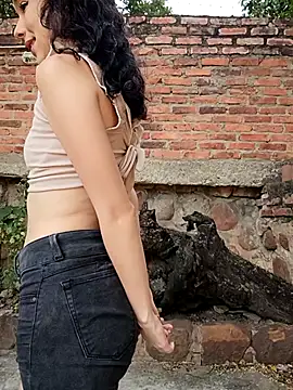 sweet outdoor charm online show from 02/25/26, 07:45