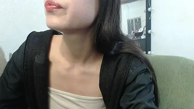 Snapshot of skinny_sweet2411 chatting on 06/17/26, 02:18 skinny sweet2411 online show from 06/17/26, 02:18