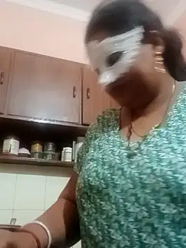 Snapshot of seemi_bhabhi chatting on 02/02/25, 12:30 seemi bhabhi online show from 02/02/25, 12:30