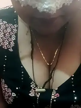 Snapshot of seemi_bhabhi chatting on 02/14/25, 12:41 seemi bhabhi online show from 02/14/25, 12:41