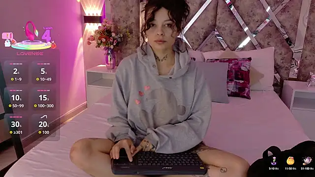 Snapshot of KatherineGomez chatting on 10/15/25, 02:01 KatherineGomez online show from 10/15/25, 02:01