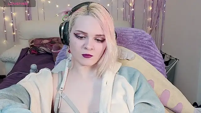 Snapshot of One_Moment_ chatting on 01/31/25, 02:48 One Moment online show from 01/31/25, 02:48