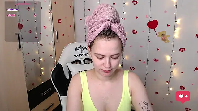 Snapshot of Fox_Lisa chatting on 02/08/25, 02:16 Fox Lisa online show from 02/08/25, 02:16