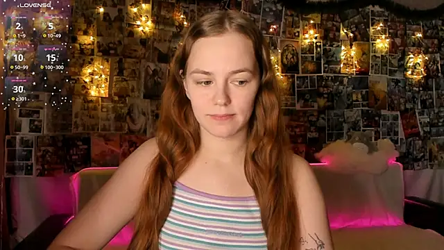 Snapshot of Fox_Lisa chatting on 12/14/25, 08:35 Fox Lisa online show from 12/14/25, 08:35