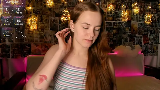 Snapshot of Fox_Lisa chatting on 12/15/25, 06:23 Fox Lisa online show from 12/15/25, 06:23