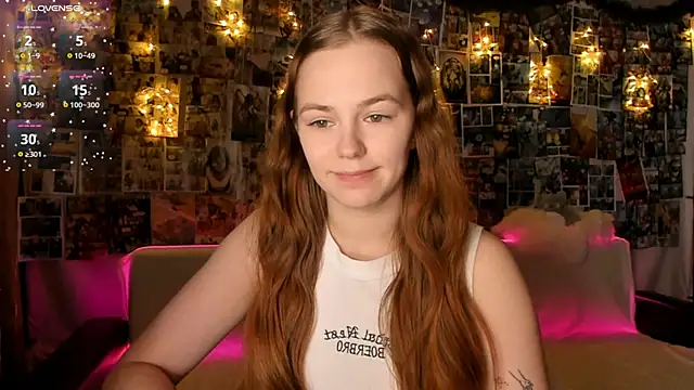 Snapshot of Fox_Lisa chatting on 12/16/25, 06:46 Fox Lisa online show from 12/16/25, 06:46