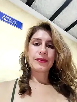 Snapshot of Alysson-- chatting on 02/14/25, 07:33 Alysson-- online show from 02/14/25, 07:33