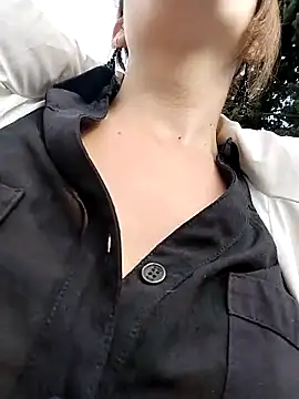 Snapshot of Alysson-- chatting on 02/27/25, 01:17 Alysson-- online show from 02/27/25, 01:17