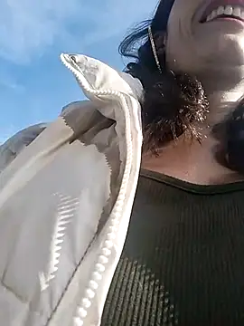 Snapshot of Alysson-- chatting on 03/10/25, 01:21 Alysson-- online show from 03/10/25, 01:21