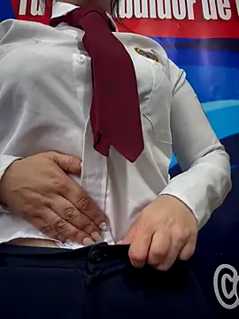 Snapshot of Alysson-- chatting on 11/18/25, 12:42 Alysson-- online show from 11/18/25, 12:42