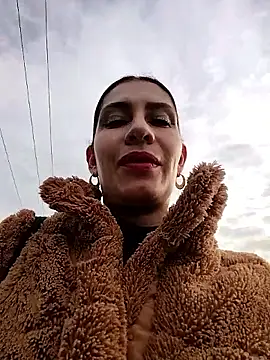 Snapshot of Alysson-- chatting on 11/20/25, 12:16 Alysson-- online show from 11/20/25, 12:16