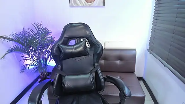 Snapshot of lunoxx_ chatting on 11/14/25, 04:49 lunoxx online show from 11/14/25, 04:49