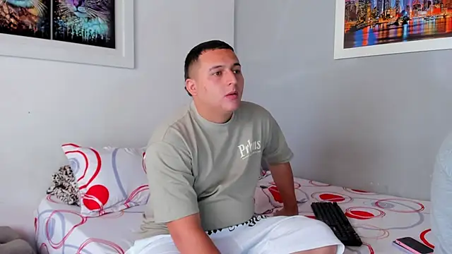 Snapshot of naughtyloverss chatting on 01/22/25, 02:03 naughtyloverss online show from 01/22/25, 02:03