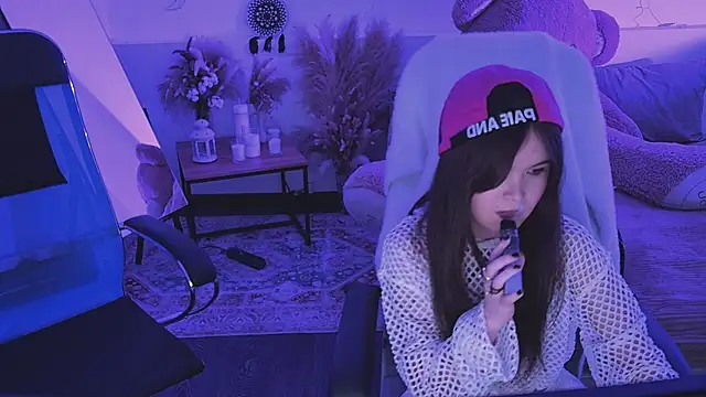 Elainebeness online show from 04/17/26, 09:18