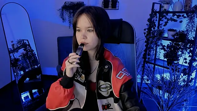 Elainebeness online show from 04/18/26, 10:32