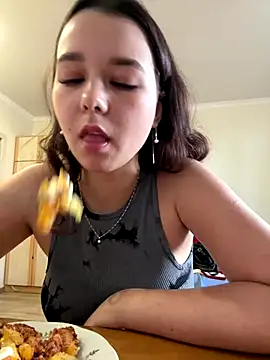 Snapshot of PoppyRobinson chatting on 12/08/24, 11:24 PoppyRobinson online show from 12/08/24, 11:24