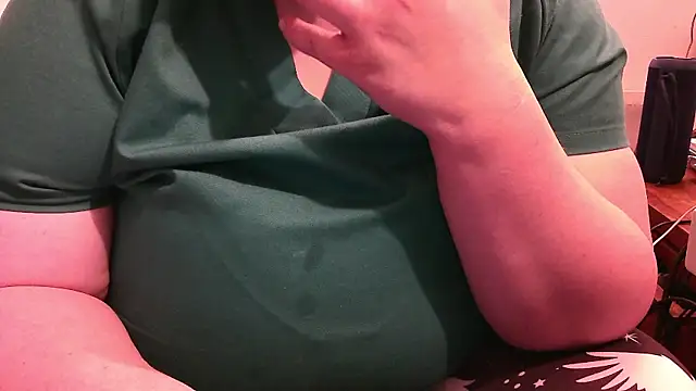 Snapshot of Maebi chatting on 12/07/24, 02:53 Maebi online show from 12/07/24, 02:53