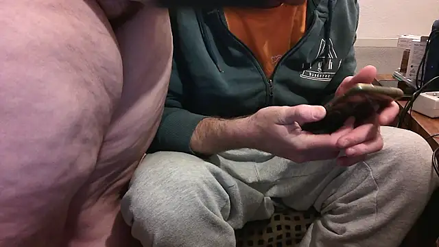 Snapshot of Maebi chatting on 12/10/24, 01:00 Maebi online show from 12/10/24, 01:00