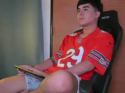 Snapshot of amon_kyle chatting on 01/15/25, 01:12 amon kyle online show from 01/15/25, 01:12