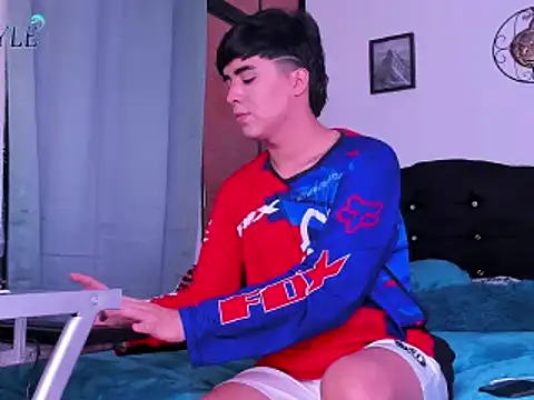 Snapshot of amon_kyle chatting on 02/15/25, 01:21 amon kyle online show from 02/15/25, 01:21