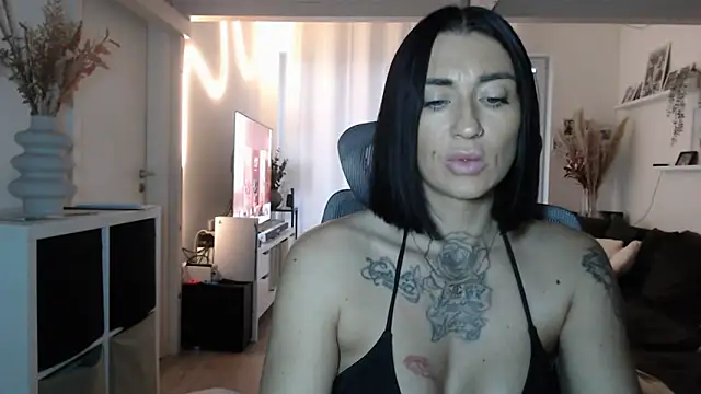 Snapshot of IntiMia chatting on 11/11/25, 07:52 IntiMia online show from 11/11/25, 07:52