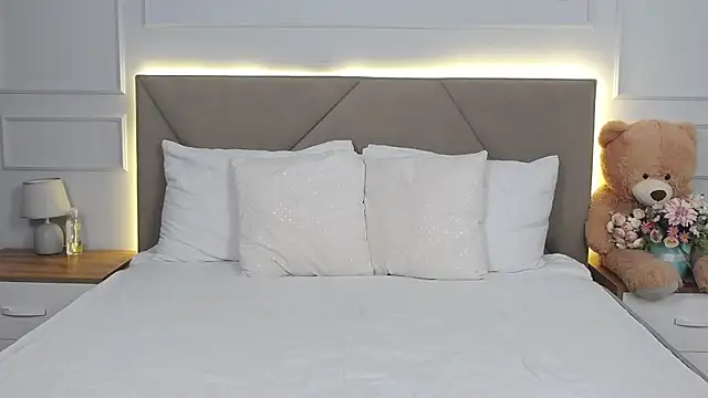 LeilaLow online show from 02/02/25, 12:02